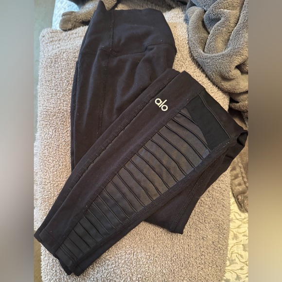 ALO Yoga Pants - ALO yoga Moto Leggings